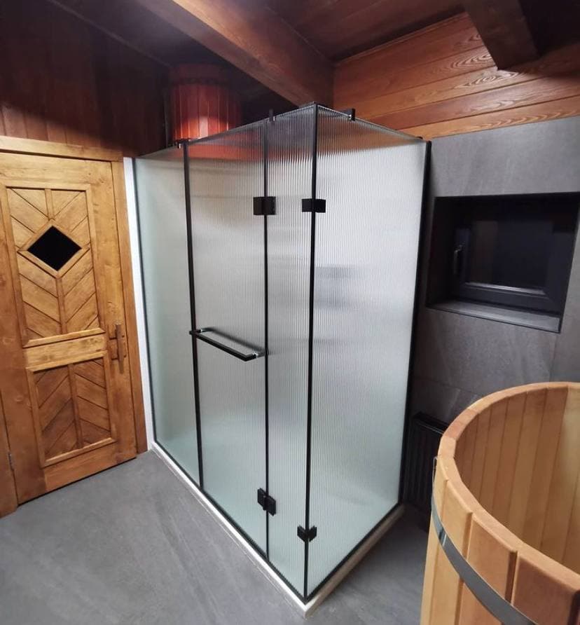 Душевые из рифленого стекла в обрамлении