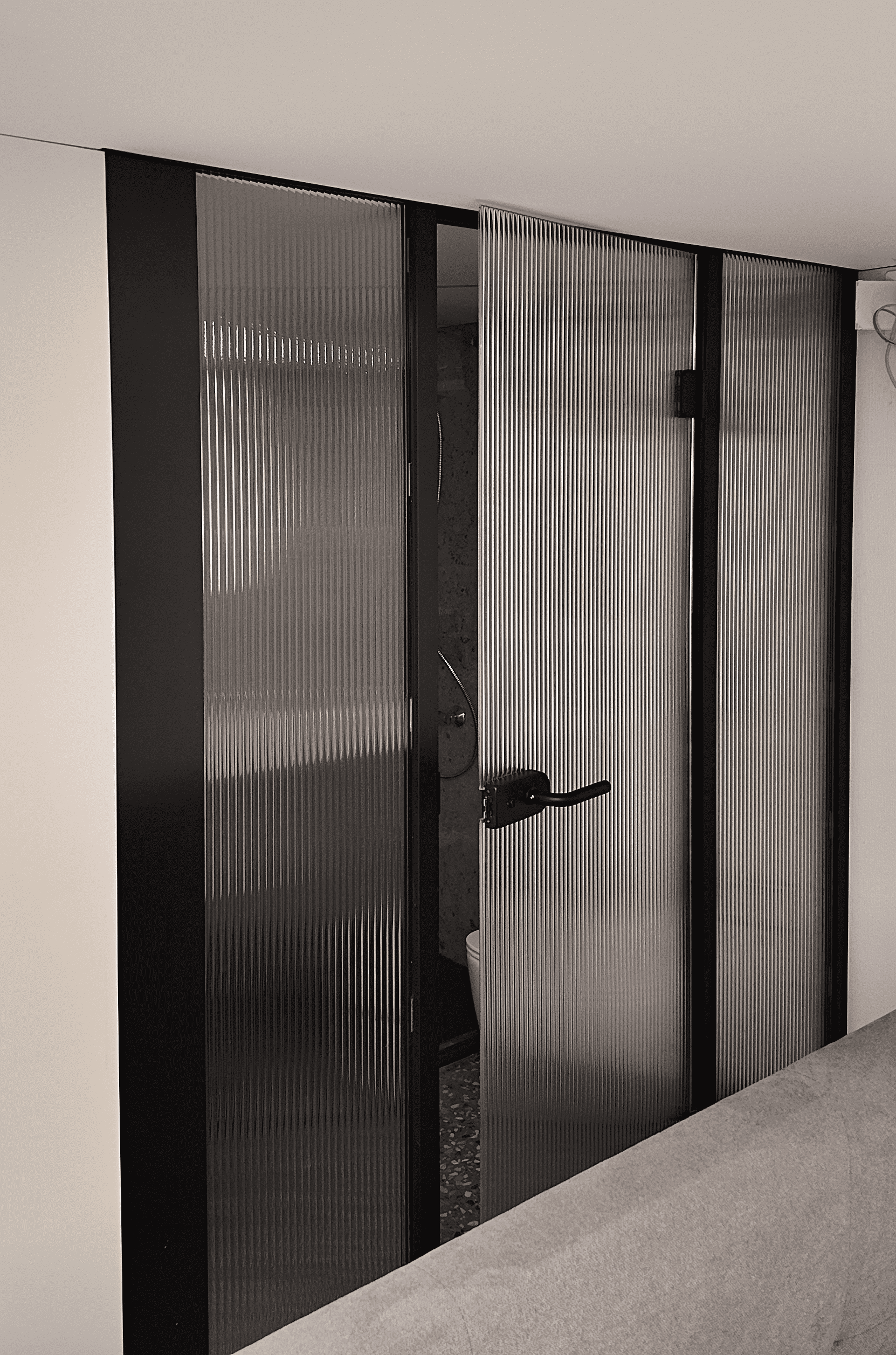 Перегородка для санузла и душевые из рифленого стекла в обрамлении